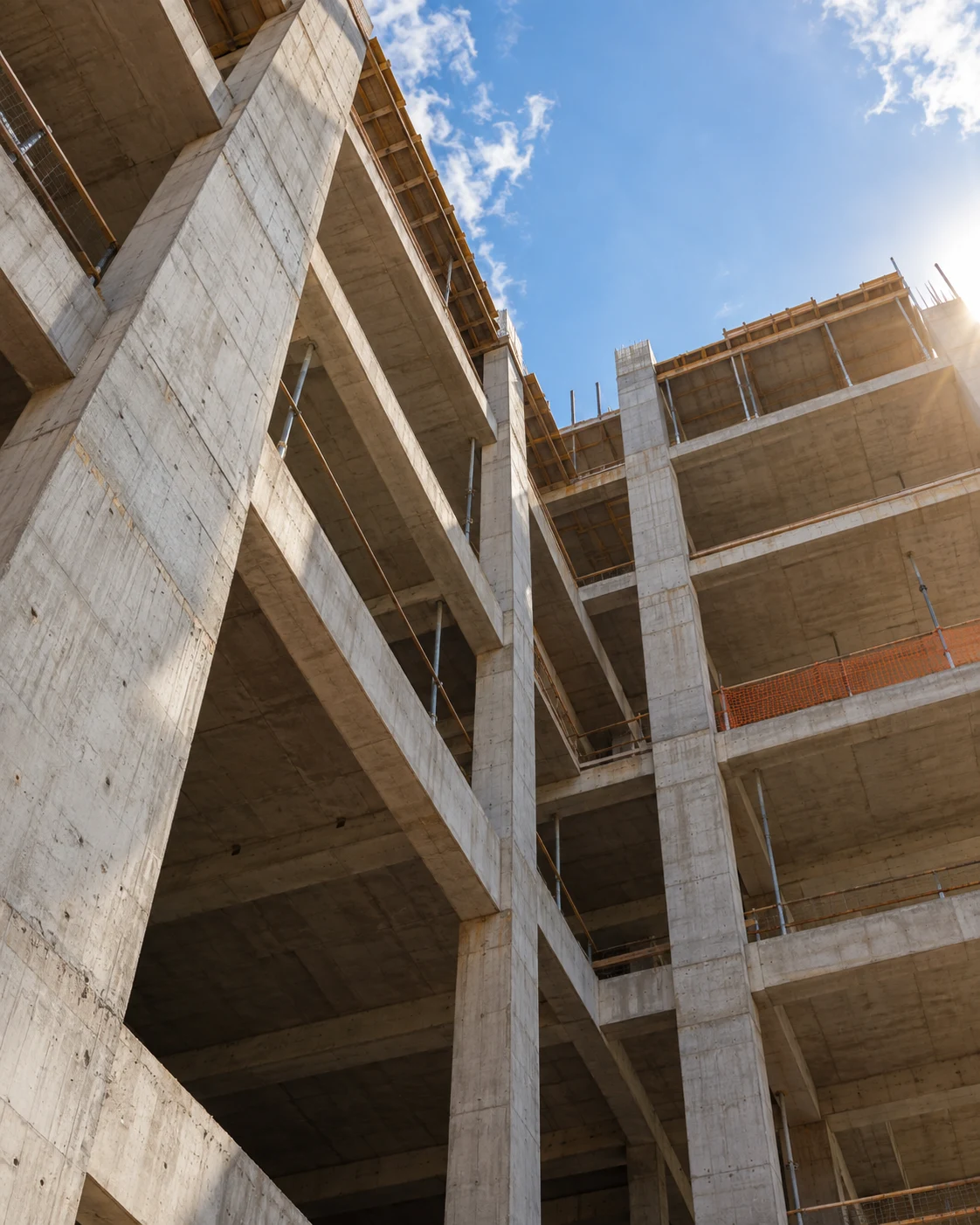 Imagem conceitual de uma estrutura de concreto em construção, vista de baixo